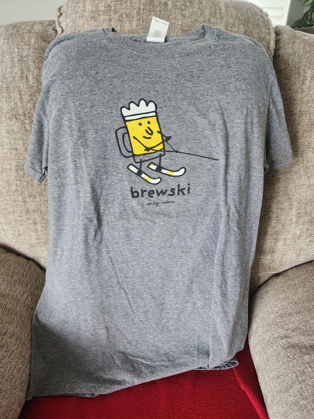 Brewski Gray Men's Graphic T-Shirt - Skiing Beer Mug Design